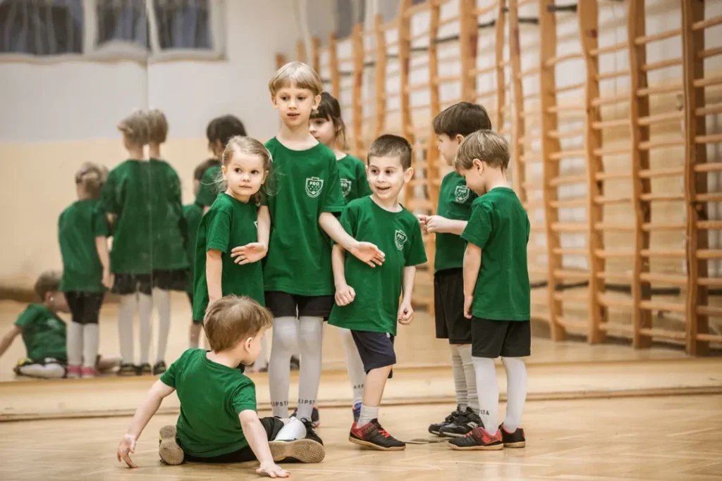 proste ćwiczenia dla starszych dzieci i młodszych dzieci