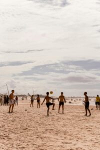 piaszczysta plaża, gra w piłkę, obóz sportowy dla dzieci 8-14 lat