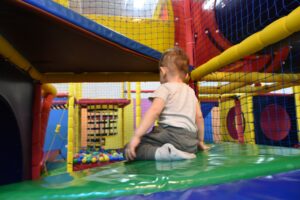 Szczęśliwe niemowlę na macie – wspieranie prawidłowego rozwoju dziecka poprzez swobodne ruchy, zabawę i sport.